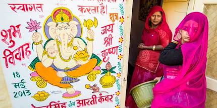 Scène de rue et peinture murale du dieu-éléphant Ganesh dans une rue de Jaisalmer - Inde