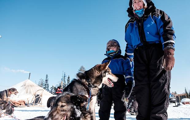 Safari en traîneau à chiens Husky à travers la forêt - Rovaniemi - Laponie - Finlande