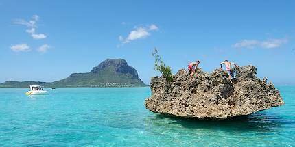 Enfants sur l'Ile aux bénitiers - Île Maurice