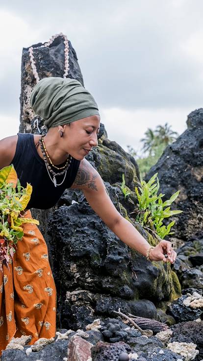 Offrande dans le Marae de Taputapuatea - île de Raiatea - Polynésie