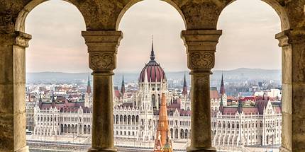 Le Parlement hongrois vu depuis le bastion des pêcheurs - Budapest - Hongrie