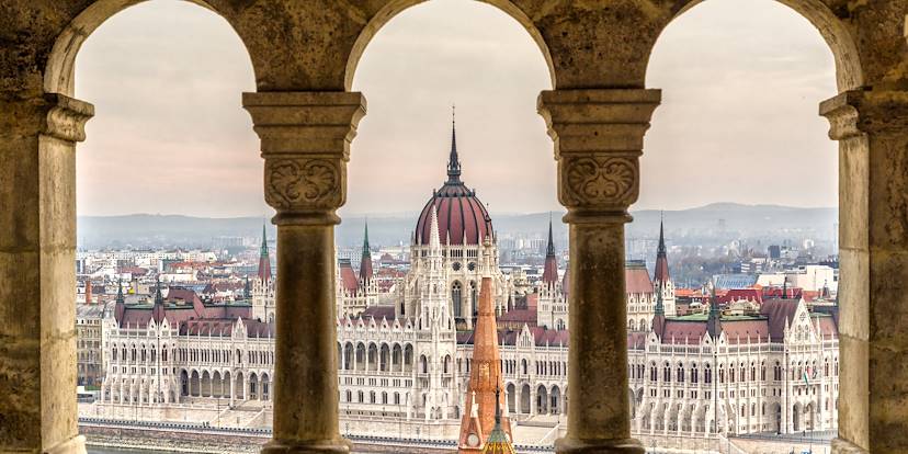 Le Parlement hongrois vu depuis le bastion des pêcheurs - Budapest - Hongrie