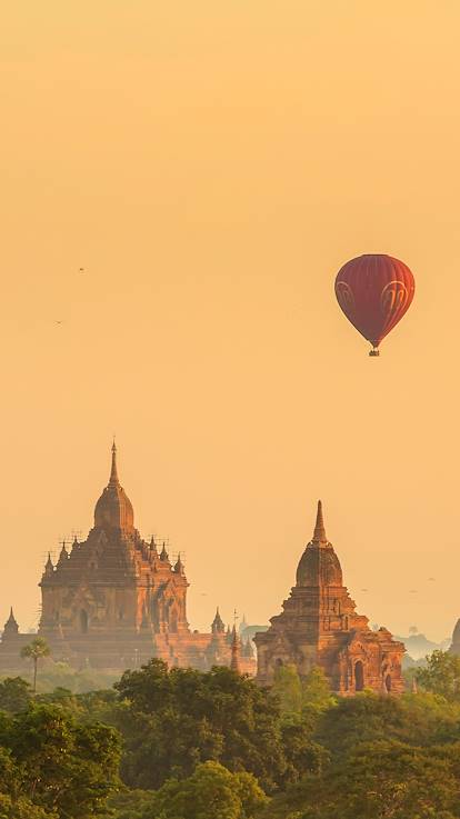Mongolfières au-dessus du site de Bagan - Myanmar