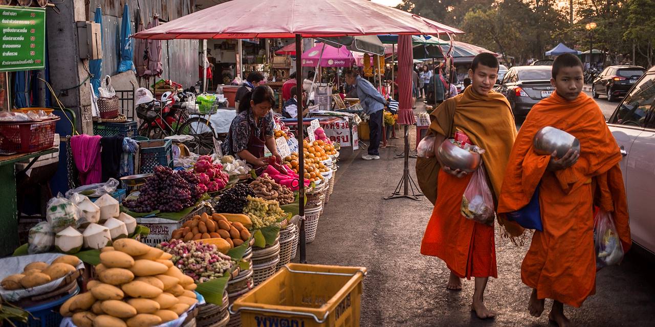 Jeunes moines bouddhistes lors de la cérémonie du Tak Bat - Chiang Mai - Thaïlande