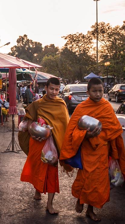 Jeunes moines bouddhistes lors de la cérémonie du Tak Bat - Chiang Mai - Thaïlande