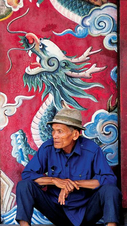 Homme devant le temple Quan Cong - Hoi An - Vietnam