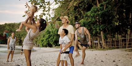 Famille sur une plage des Philippines
