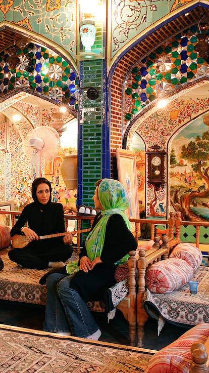 Jeune fille jouant de la sitar - Ispahan - Province d'Ispahan - Iran