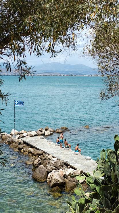 Enfants flânant près de la mer - Nauplie - Péloponnèse - Grèce