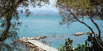 Enfants flânant près de la mer - Nauplie - Péloponnèse - Grèce
