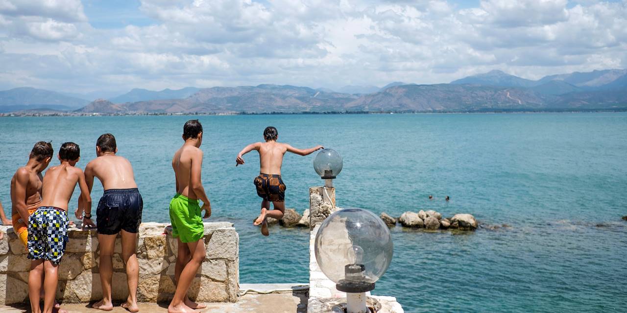 Enfants plongeant dans la mer - Nauplie - Péloponnèse - Grèce