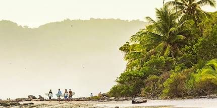 Surfeurs sur une plage - Costa Rica