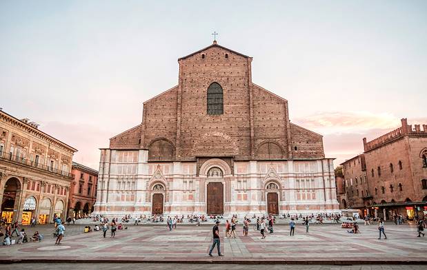 Basilique San Petronio sur la place Piazza Maggiore - Bologne - Émilie-Romagne - Italie