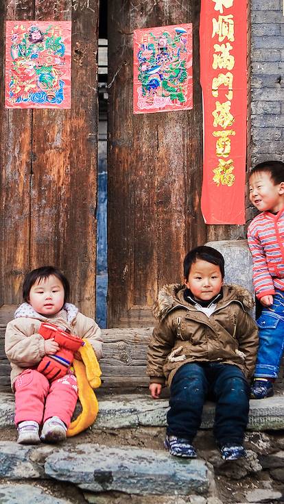 Enfants jouant devant une maison traditionnelle d'un hutong - Pékin - Chine