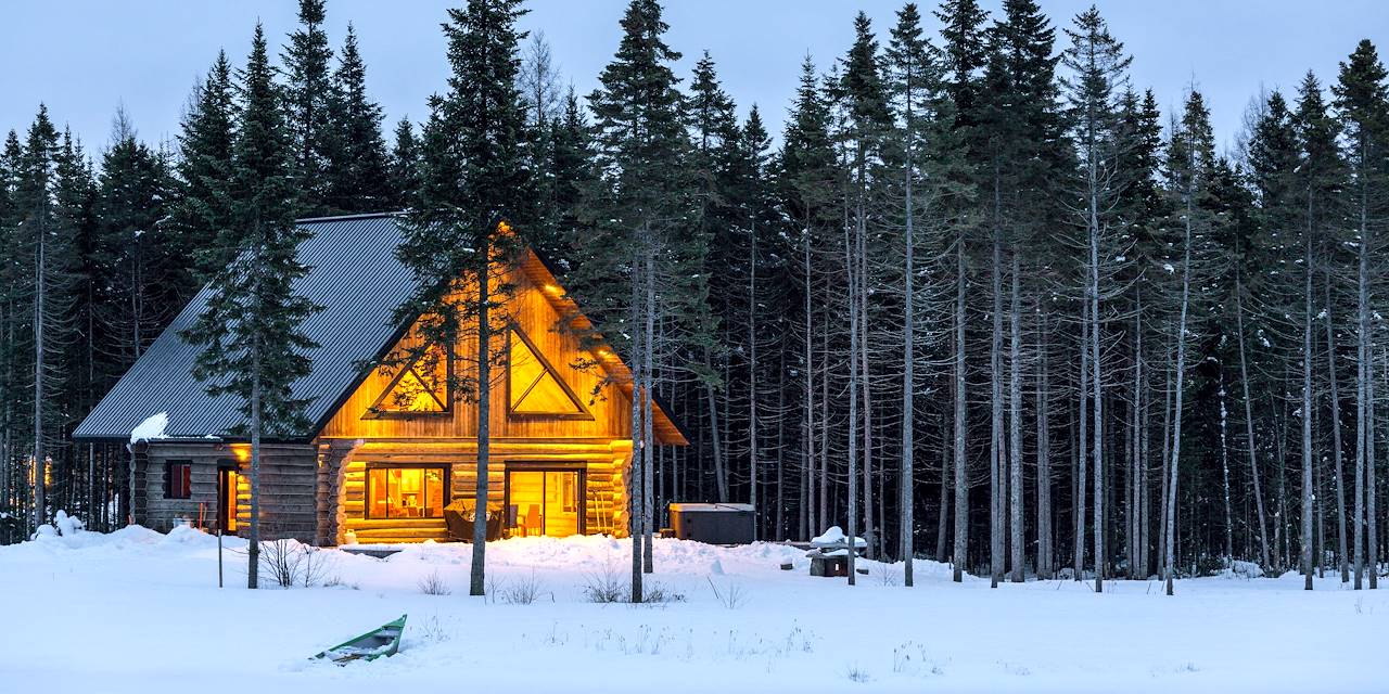 Dormir dans un chalet dans la forêt enneigée - Québec - Canada