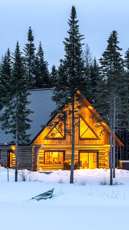 Dormir dans un chalet dans la forêt enneigée - Québec - Canada
