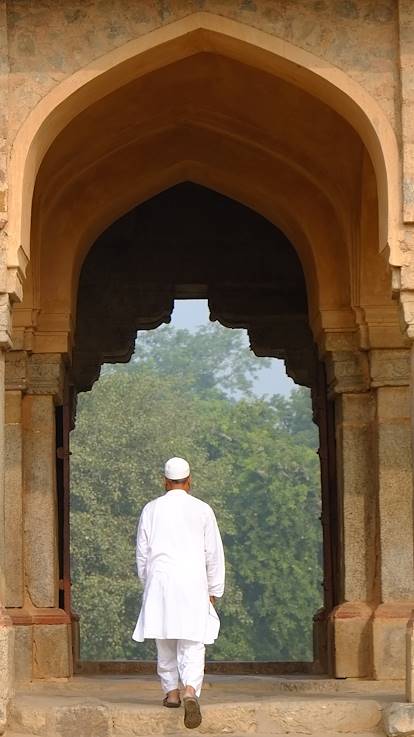 Homme sur les marches la tombe de Humayun - Delhi - Rajasthan - Inde