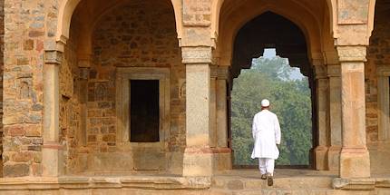 Homme sur les marches la tombe de Humayun - Delhi - Rajasthan - Inde