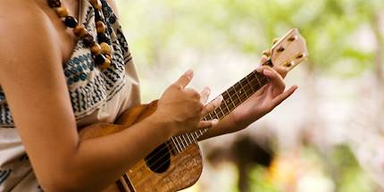 Femme jouant du ukulele à Hawaï