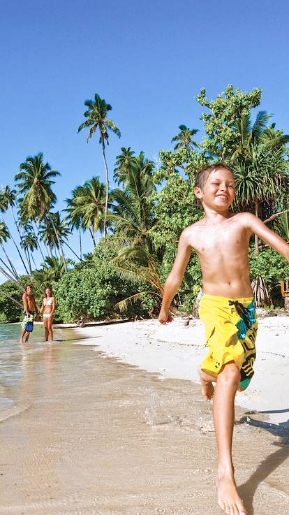 Enfant courant sur une plage à Upolu Island - Archipel des Samoa