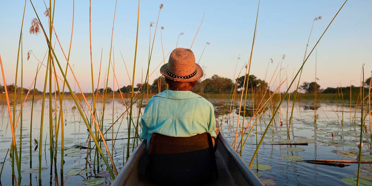 Traversée des marais en mokoro dans le Delta de l'Okavango - Bostwana