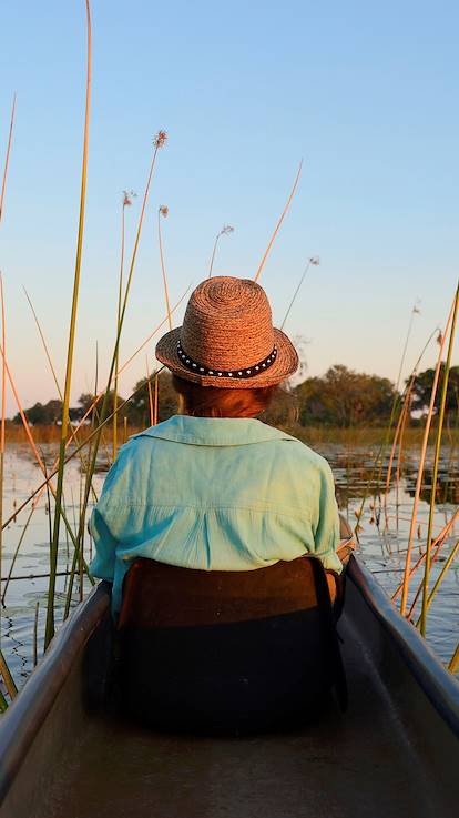 Traversée des marais en mokoro dans le Delta de l'Okavango - Bostwana