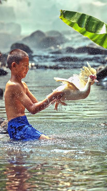 Enfants jouant dans l'eau - Malaisie