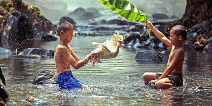 Enfants jouant dans l'eau - Malaisie