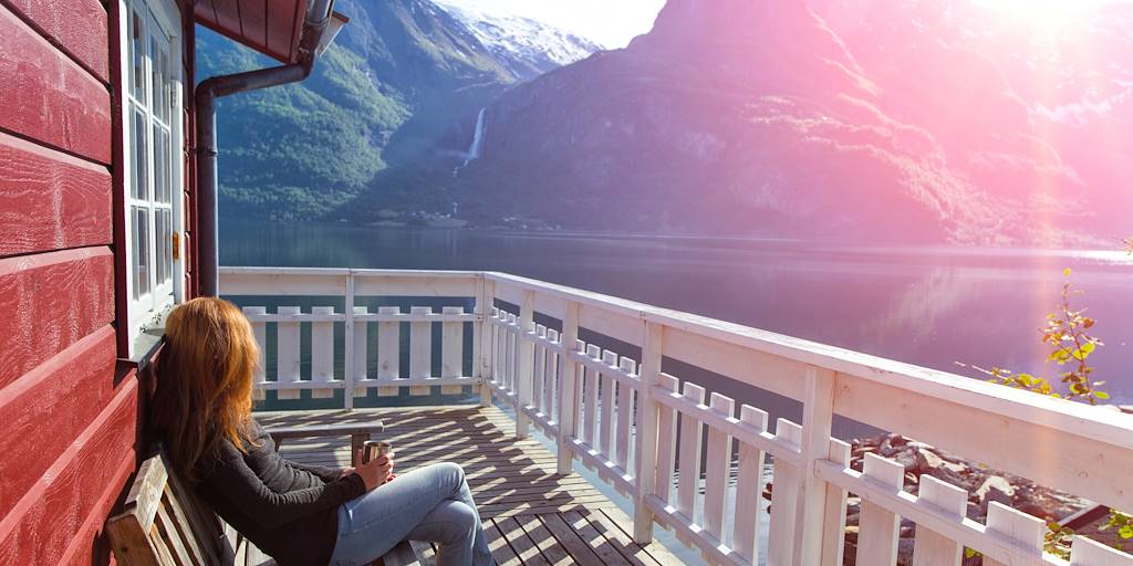 Femme admirant le paysage dans les îles Lofoten - Norvège