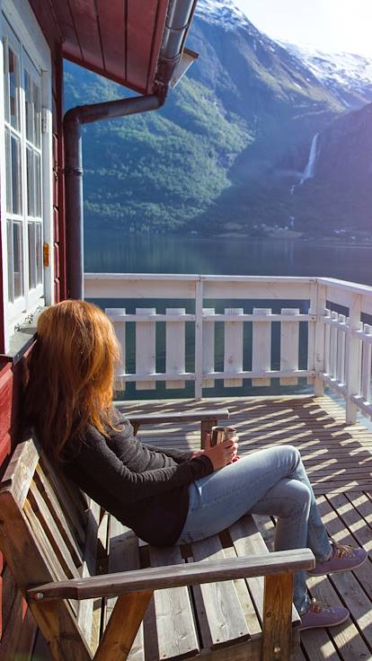 Femme admirant le paysage dans les îles Lofoten - Norvège