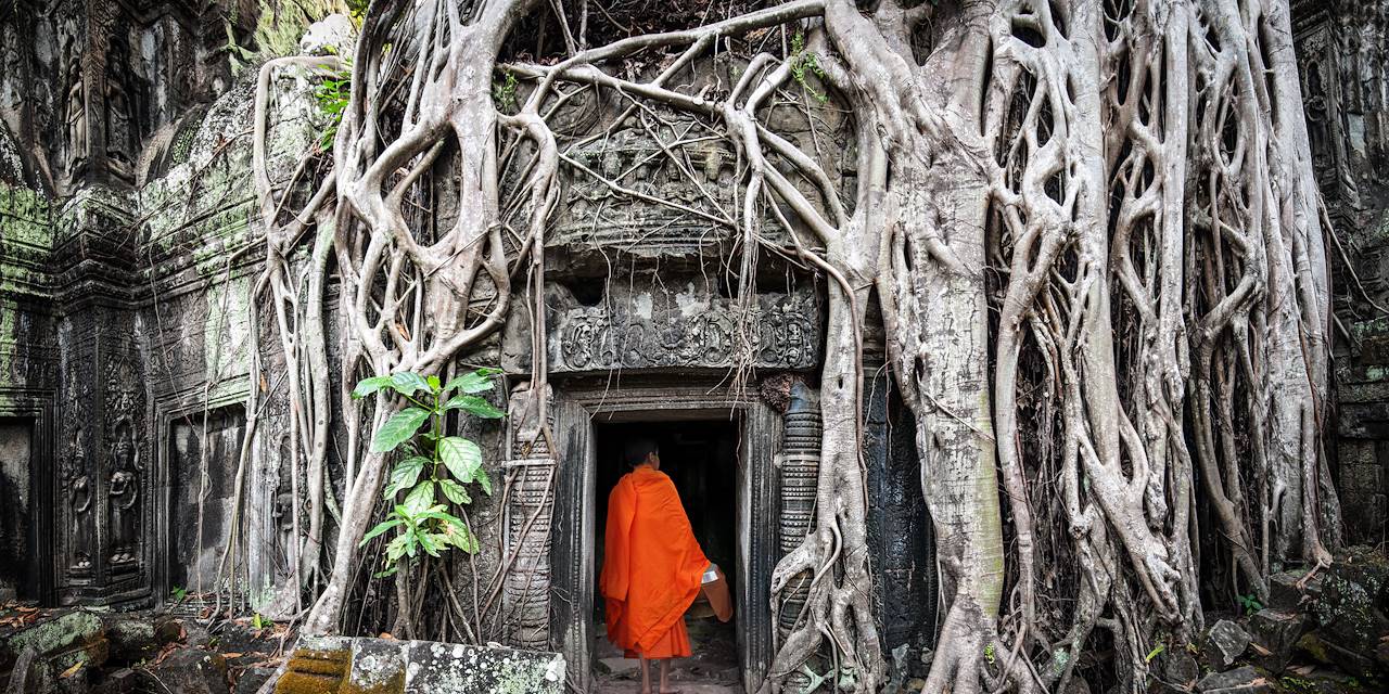 Moine à Angkor Wat au Cambodge