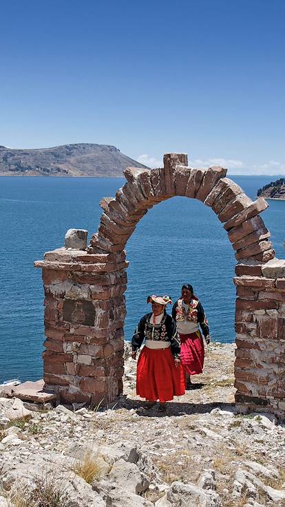 Porte sur l'île de Ticonata - Lac Titicaca - Pérou