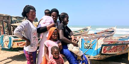 Femmes et enfants au port de Saint-Louis - Sénégal