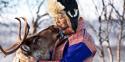 Homme en habit traditionnel sami et son renne - Laponie - Finlande