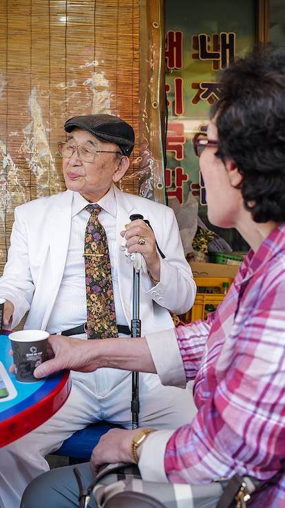 Pause café près du marché de Gukje à Busan - Corée du Sud