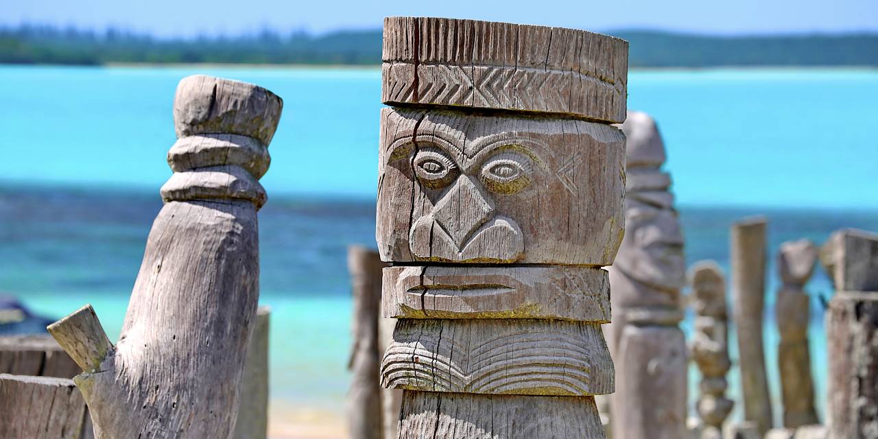 Sculptures de l'art kanak dans la Baie de Saint Maurice - Île des Pins - Nouvelle Calédonie