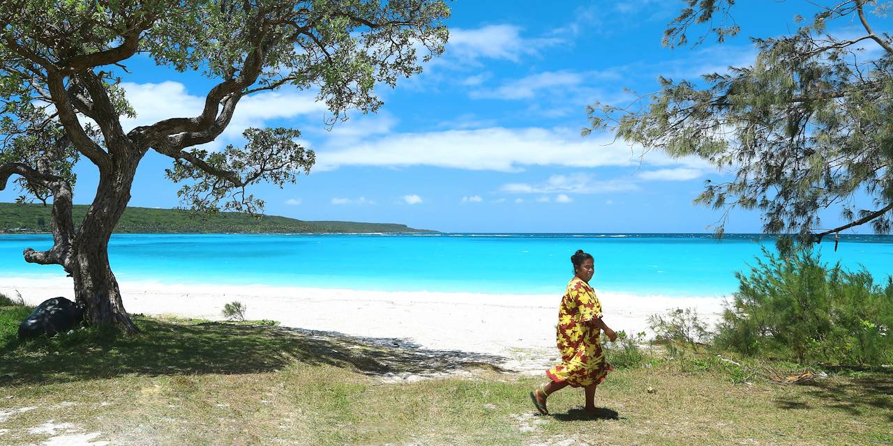 Scène de vie sur une plage - Îles Loyauté - Nouvelle Calédonie