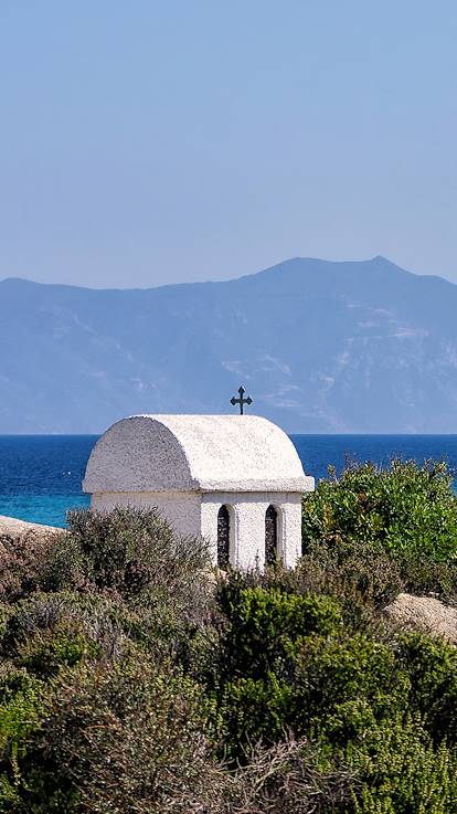 Petite chapelle blanche sur une plage de la Chalcidique - Grèce