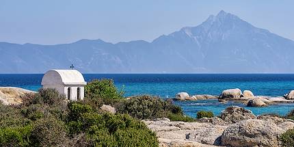 Petite chapelle blanche sur une plage de la Chalcidique - Grèce
