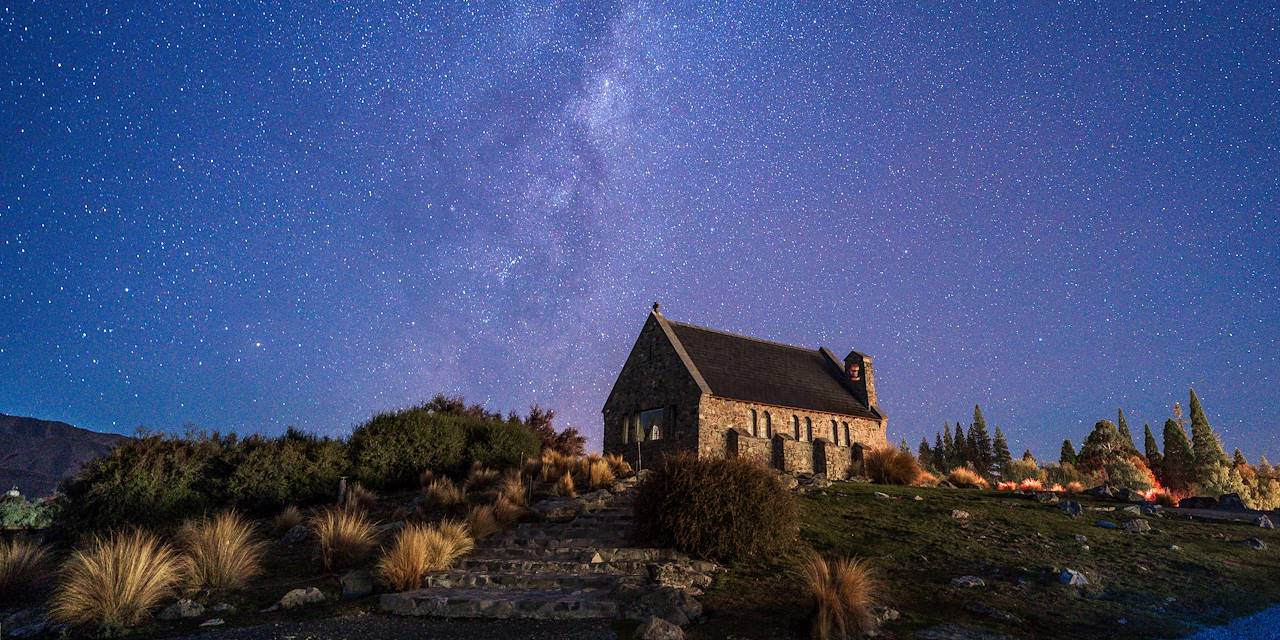 Voie lactée au dessus de l'église Bon Berger - Lac Tekapo - Île du Sud - Nouvelle Zélande