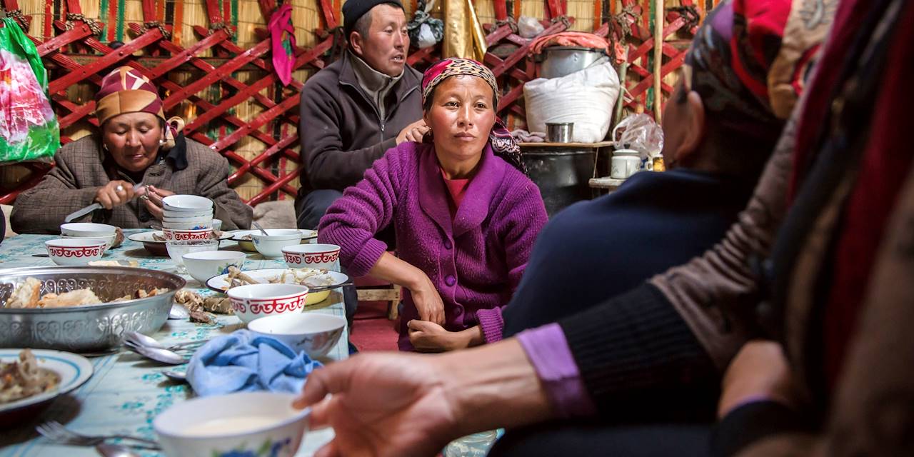 Repas dans une yourte avec les nomades du Lac Song Kul - Kirghizistan