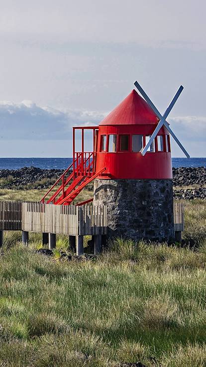 Moulin hollandais face à l'océan - Lajes do Pico - Île de Pico - Açores - Portugal