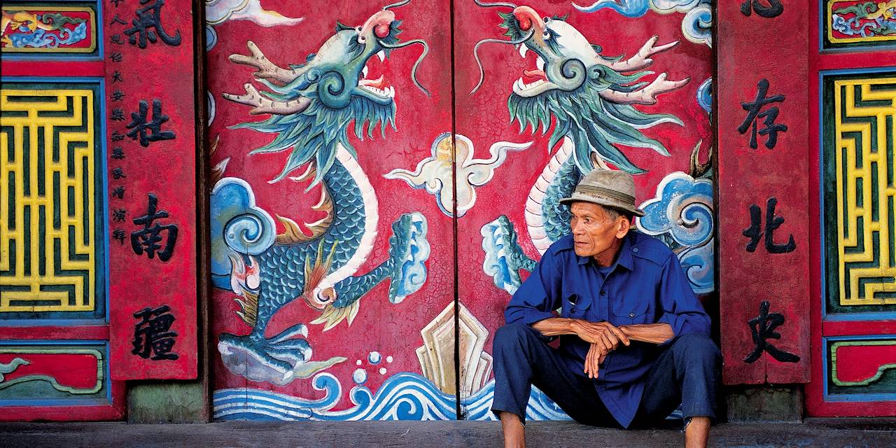 Homme devant le temple Quan Cong - Hoi An - Vietnam