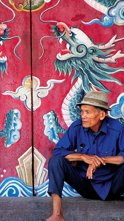 Homme devant le temple Quan Cong - Hoi An - Vietnam