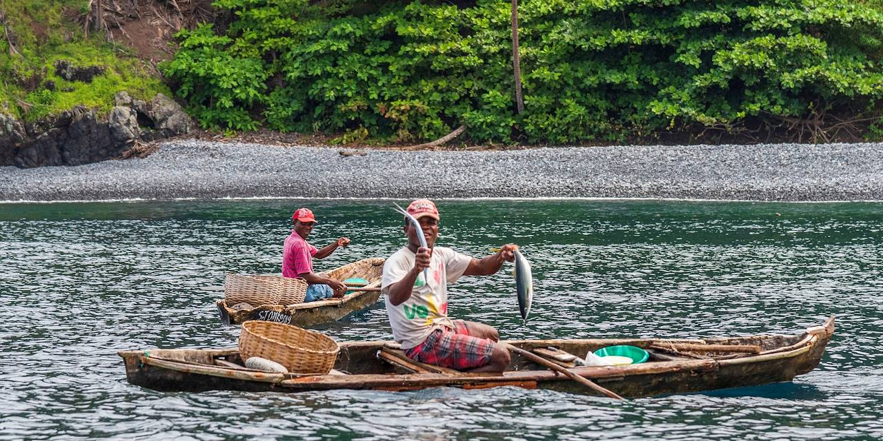 Pêcheurs montrant leurs poissons dans leur pirogue traditionnelle - Sao Tomé - Sao Tomé-et-Principe