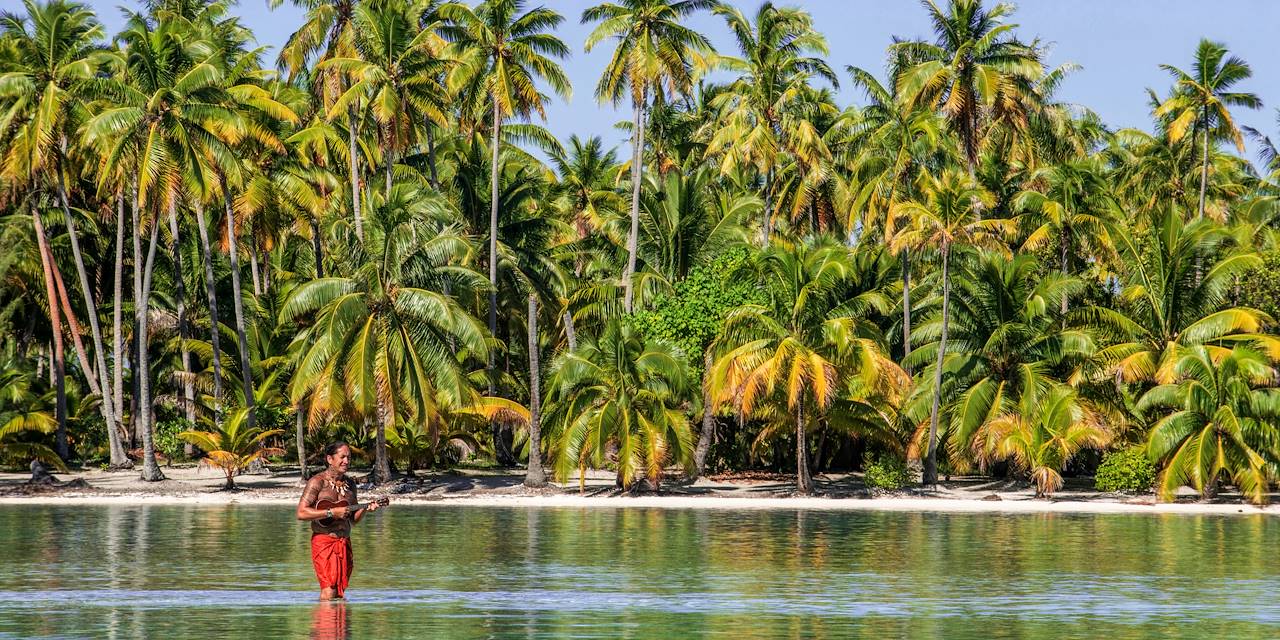 Homme jouant du ukulélé sur l'île de Taha'a - Polynésie Française