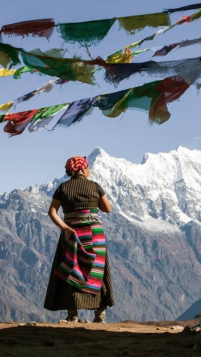 Femme sherpa face à la montagne - Népal