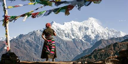 Femme sherpa face à la montagne - Népal