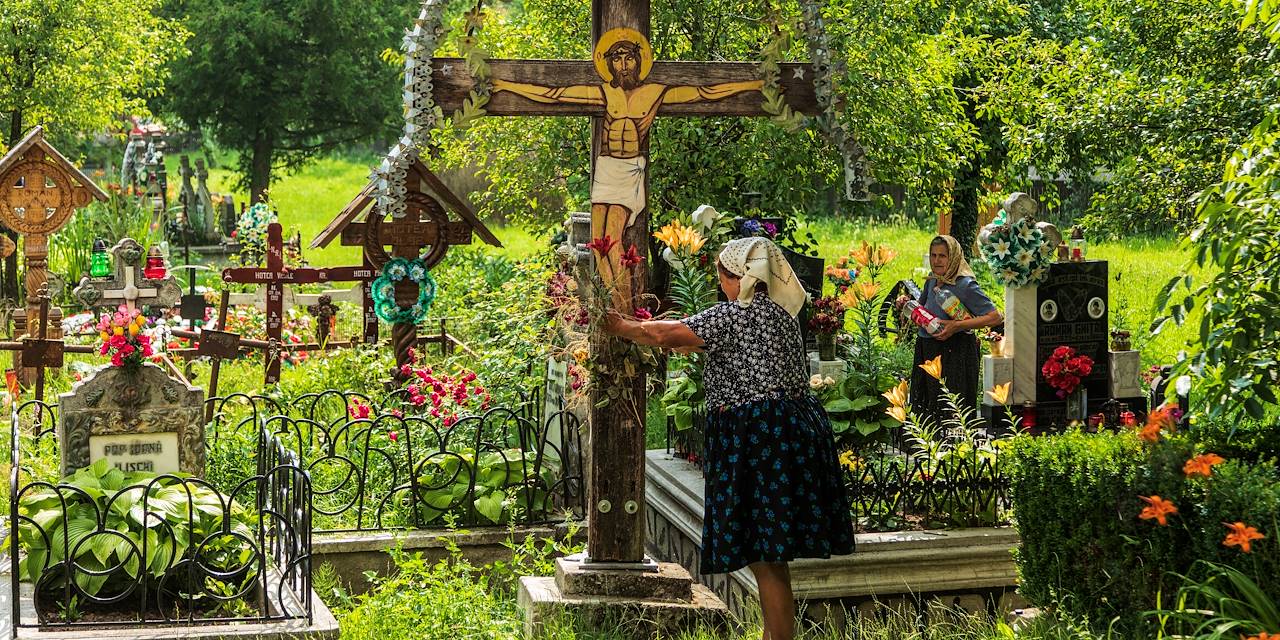 Femmes dans le cimetière proche de l'église en bois Paraskeva - Région du Maramures - Roumanie