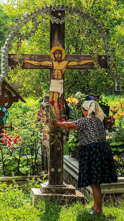 Femmes dans le cimetière proche de l'église en bois Paraskeva - Région du Maramures - Roumanie